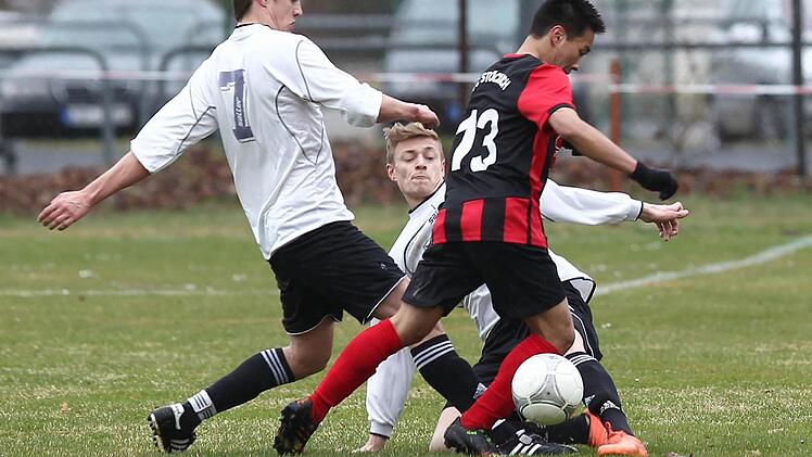 Der Stöckacher Michael Hirsch (r.) wird im Spitzenspiel der A-Klasse 5 von zwei Akteuren des FC Röthenbach attackiert. Am Ende verliert Stöckach überraschend deutlich mit 0:4.  Foto: Sportfoto Zink