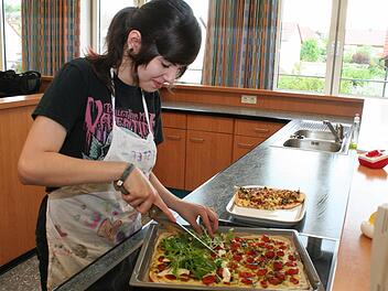 Jessica Reinhard bereitet Flammkuchen nach Pfälzer Art zu.  Foto: Evi Seeger