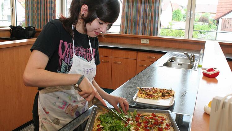 Jessica Reinhard bereitet Flammkuchen nach Pfälzer Art zu.  Foto: Evi Seeger