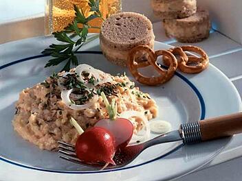 Wegwerfen? Aber wieso denn! Aus überreifem Camembert kann man noch ein eine köstliche Brotzeitkäse-Creme machen: den Gerupften. Foto: Bayerischer Brauerbund