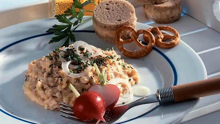 Wegwerfen? Aber wieso denn! Aus überreifem Camembert kann man noch ein eine köstliche Brotzeitkäse-Creme machen: den Gerupften. Foto: Bayerischer Brauerbund