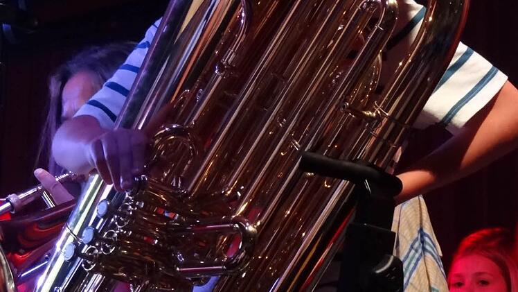 De Tuba: Ein Instrument so groß wie der kleine Musiker selbst. Foto: Johanna Eckert