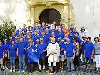 Pater Richard (Mitte) empfing die Elsendorfer Pilger. Foto: privat