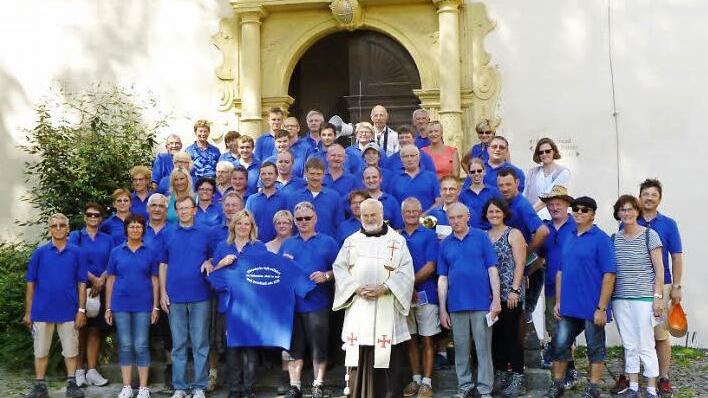 Pater Richard (Mitte) empfing die Elsendorfer Pilger. Foto: privat