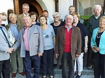 Unser Bild zeigt 2. Bürgermeister Fritz Rösch (vorne von links), Jubilar Karl Hofmann mit Ehefrau Veronika und Bruder Manfred Schmidt-Hofmann im Kreise der Familie und Gratulantenschar.  Foto: Klaus-Peter Wulf