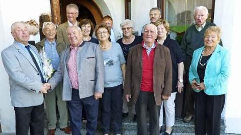 Unser Bild zeigt 2. Bürgermeister Fritz Rösch (vorne von links), Jubilar Karl Hofmann mit Ehefrau Veronika und Bruder Manfred Schmidt-Hofmann im Kreise der Familie und Gratulantenschar.  Foto: Klaus-Peter Wulf
