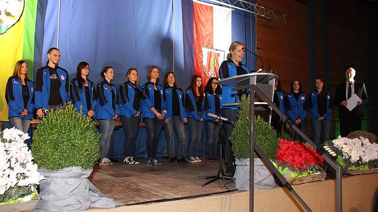 Das Synchron-Eiskunstlauf-Team des ESC, im Bild mit Vorsitzender Nadja Müller, freute sich über den 3. Platz im Arenapokal Nürnberg  Evi Seeger