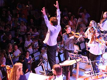 Dirigent Kristjan Järvi machte beim Schülerkonzert des Kissinger Sommers ordentlich Stimmung. Foto: Teresa Hirschberg