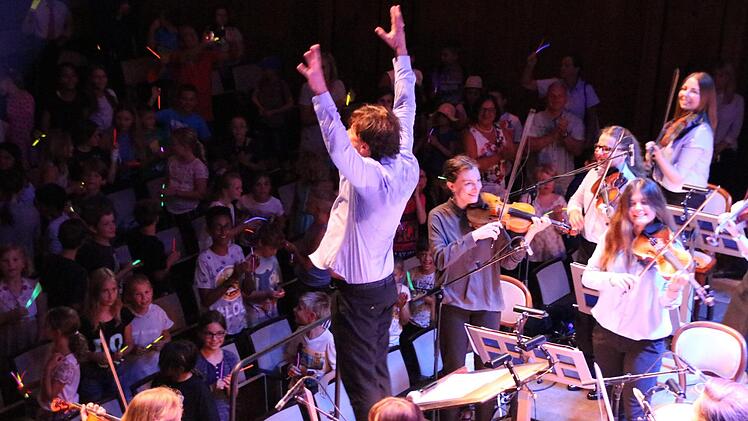 Dirigent Kristjan Järvi machte beim Schülerkonzert des Kissinger Sommers ordentlich Stimmung. Foto: Teresa Hirschberg