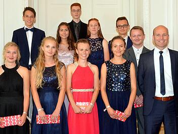 Die zehn besten Absolventen des Entlassjahrganges 2018 der Staatlichen Realschule Bad Kissingen (v.l.): Kristin Mützel, Leo Rottenberger, Hanna Gensler, Jana Klein, Elena Rottenberger, Dominik Traub, Paula Kirchner, Christina Koch, Jan Reiswich, Jan Wolf mit dem  stellvertretenden Schulleiter Christian Schmitt. Foto: Peter Rauch