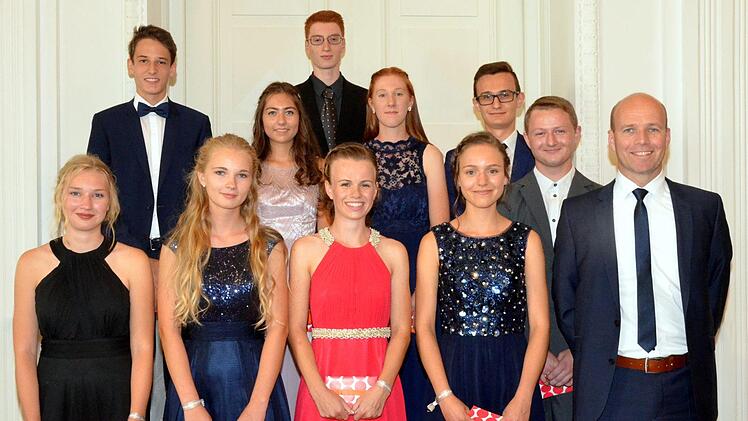 Die zehn besten Absolventen des Entlassjahrganges 2018 der Staatlichen Realschule Bad Kissingen (v.l.): Kristin Mützel, Leo Rottenberger, Hanna Gensler, Jana Klein, Elena Rottenberger, Dominik Traub, Paula Kirchner, Christina Koch, Jan Reiswich, Jan Wolf mit dem  stellvertretenden Schulleiter Christian Schmitt. Foto: Peter Rauch