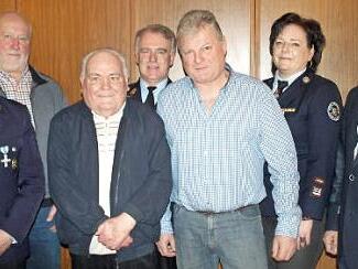 Vereinsehrungen wurden vom Vorsitzenden Stephan Kirsch (links) durchgeführt. Mit im Bild (ab Zweiter von links): Gerhard Michel (50), Manfred Manzer (60), KBR Joachim Ranzenberger, Michael Dressel (40), Kommandantin Kerstin May und Gerhard Wunder  Fotos: Deuerling
