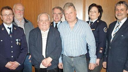 Vereinsehrungen wurden vom Vorsitzenden Stephan Kirsch (links) durchgeführt. Mit im Bild (ab Zweiter von links): Gerhard Michel (50), Manfred Manzer (60), KBR Joachim Ranzenberger, Michael Dressel (40), Kommandantin Kerstin May und Gerhard Wunder  Fotos: Deuerling