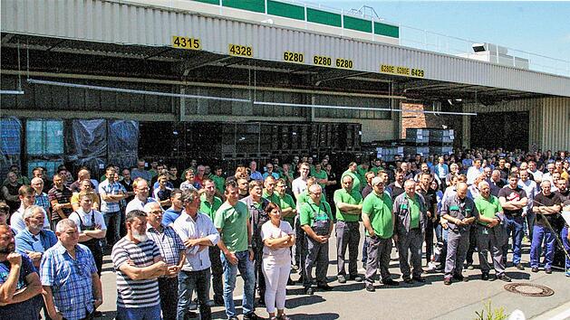 Auf dem Werksgel&auml;nde in H&ouml;chstadt wurden die Mitarbeiter von Betriebsratsvorsitzendem Roland Holler informiert.  Foto: IG Metall