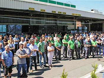Auf dem Werksgelände in Höchstadt wurden die Mitarbeiter von Betriebsratsvorsitzendem Roland Holler informiert.  Foto: IG Metall