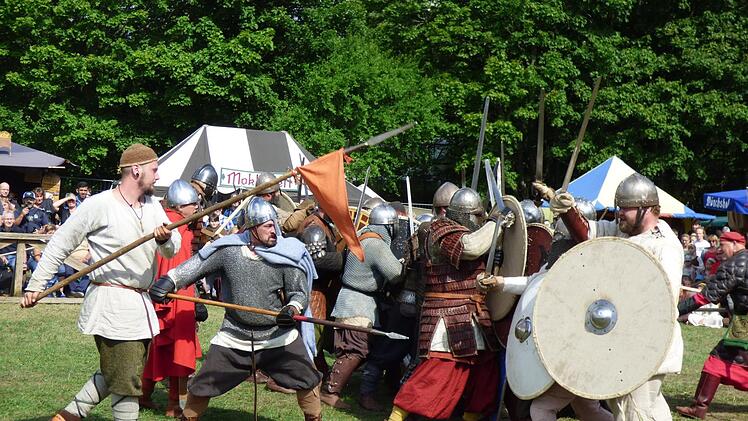 Sie spielen die historisch nachgewiesenen Feldschlacht zwischen den  Truppen König Heinrichs und Hezilos von Schweinfurt  nach.   Foto: Thomas Weichert