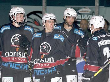 Gewohntes Bild: Die Haßfurter Hawks (von links) Timo Zürcher, Lukas Kratschmer und Michal Babkovic Tore jubeln mit Jan Trübenekr über einen Treffer. Mit 85 Einschüssen stellen sie den besten Landesliga-Angriff.  Foto: Ralf Naumann