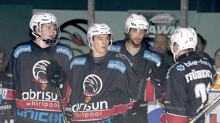 Gewohntes Bild: Die Haßfurter Hawks (von links) Timo Zürcher, Lukas Kratschmer und Michal Babkovic Tore jubeln mit Jan Trübenekr über einen Treffer. Mit 85 Einschüssen stellen sie den besten Landesliga-Angriff.  Foto: Ralf Naumann
