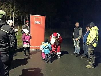 Die SPD hatte auf ihrer Tour auch den Nikolaus dabei. Foto: privat