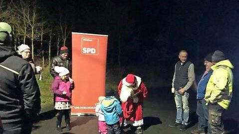 Die SPD hatte auf ihrer Tour auch den Nikolaus dabei. Foto: privat