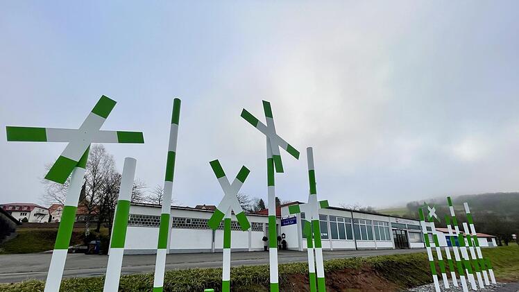Das Haus des Gastes in Oberbach (im Hintergrund) liegt direkt am neuen Rhönexpressbahnradweg und soll eine ansprechendere Fassade erhalten. Darüber diskutierte der Marktgemeinderat in seiner jüngsten Sitzung. Foto: Sebastian Schmitt