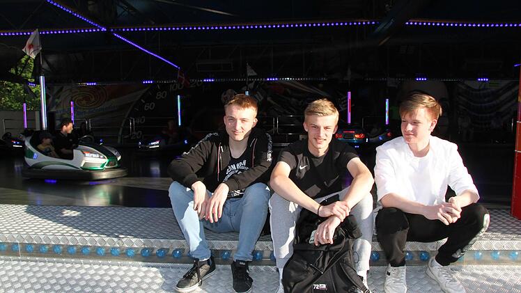 Nino Kunzelmann, Leon Jablonski und Andreas Summer kamen aus Gefrees aufs Kulmbacher Volksfest. Foto: Sonny Adam