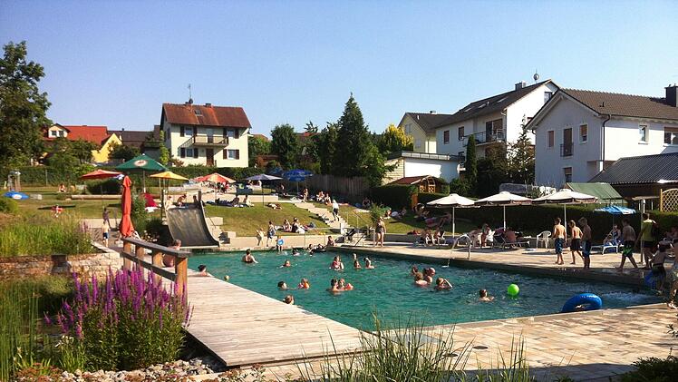 Im Naturbad Aura können aktuell 80 Besucher baden gehen. Foto: Thomas Hack