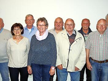 Ehrungen für langjährige Mitgliedschaft beim Rauchclub (von links): Helmuth Kiesel, Cäcilie Kiesel, Harald Reinl, Petra Häfner, Horst Sterker, Karl Schäfer, Paul-Hans Kaiser, Jürgen Herbst, Norbert Metz.