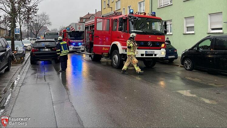 Feuerwehreinsatz in Bamberg: Frau nach Rauchentwicklung in Wohnung ins Freie gebracht