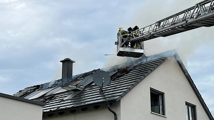 Sommerach: Großeinsatz wegen Dachstuhlbrand - "dichter Qualm"