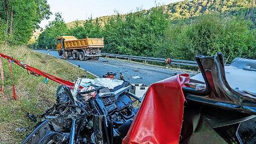 Auf der B 470 kam es zu dem Zusammenprall mit dem Lkw.