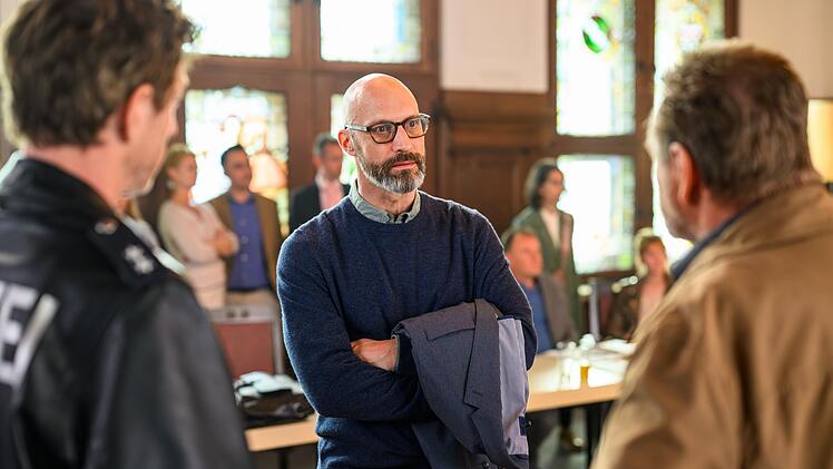 Der Umweltreferent Nils Vermeulen (Andreas Gr&ouml;tzinger, Mitte) fordert lautstark die Einstellung des Torfabbaus und war damit ein Feind des ermordeten Fritz Groote. Ob er auch mit dem Mord zu tun hat? Das m&ouml;chten Henk Cassens (Maxim Mehmet, links) und Kommissar Jan Brockhorst (Felix V&ouml;rtler) herausfinden.