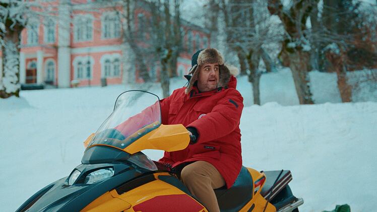 Krimi-Schauplatz ist ein schloss&auml;hnliches Anwesen in Litauen: W&auml;hrend einer Hochzeitsfeier geschieht dort ein Mord. Einer der G&auml;ste muss der der M&ouml;rder sein, denn das Herrenhaus ist durch starken Schneefall von der Au&szlig;enwelt abgeriegelt. Das Hochzeitsgeschenk hingegen erweist sich als sehr wertvoll. Hochstapler Fabian (Bastian Pastewk) ermittelt.