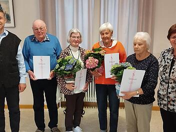 Bei den Ehrungen: Pr&auml;ses Norbert Zettelmeier, Horst Smola, Rita Smola, Helene Krines, Theresia Schenk und Vorsitzende Marliese L&ouml;ser.