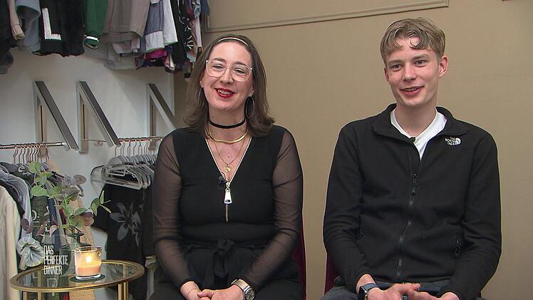 Daniela (53) und Noah (19) freuen sich auf das "Dinner" in Berlin.