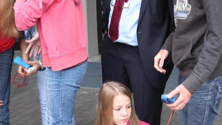 Der Landrat lässt sich den Versuchsaufbau erklären.