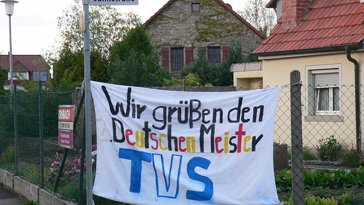 Schnell war am Sonntagabend ein Plakat zur Begrüßung des Deutschen U12-Meisters angefertigt und in Segnitz aufgehängt.