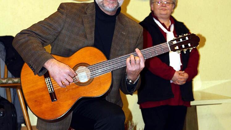Pfarrer Dirk Grießbach griff zur Gitarre und hatte einen Liedbeitrag parat.  Foto: Michael Wunder