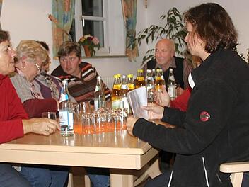 Elfriede Steppert, Heike Grosser (vorne links und rechts) diskutierten mit  weiteren Leitern der Seniorengruppen, wie Frieda Seemann oder Bruno Deublein weitere gemeinsame Aktivitäten.