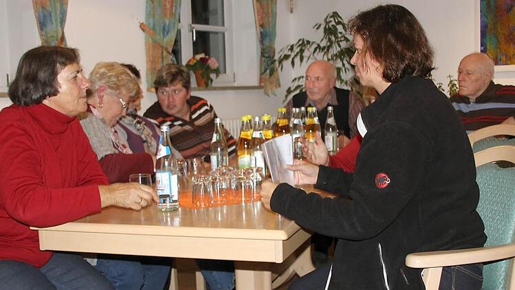 Elfriede Steppert, Heike Grosser (vorne links und rechts) diskutierten mit  weiteren Leitern der Seniorengruppen, wie Frieda Seemann oder Bruno Deublein weitere gemeinsame Aktivitäten.