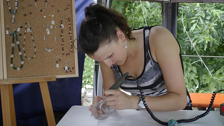 Anja Hofstätter hat viele kunsthandwerkliche Talente, wie zum Beispiel die Glasgravur.