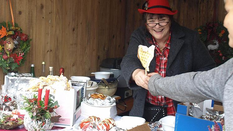 Linde Kolb hatte außer ihren traditionellen Jodelburgern auch "Waffl-Läckela" im Angebot Foto: Susanne Deuerling