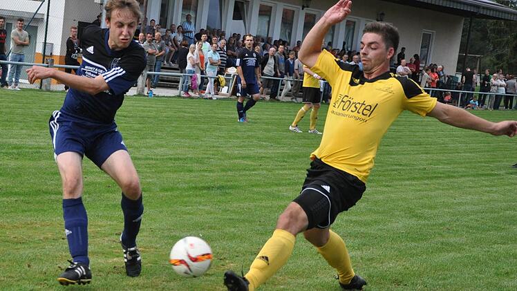 Im Vorjahr fand Effeltrich als Aufsteiger nicht in die Spur und stieg direkt wieder ab. Im Spiel gegen Kirchehrenbach blockierte in dieser Szene Sebastian Steinert zwar die Flanke von Niklas Stelzner, konnte aber letztlich nicht verhindern, dass der Kirchehrenbacher später den 3:0-Endstand markierte.  Foto: Leo Hühnlein