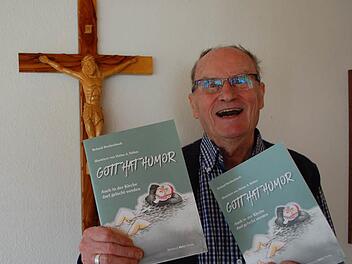 Der Schweinfurter Pfarrer Roland Breitenbach präsentiert sein neues Witzbuch. Foto: Hannes Helferich