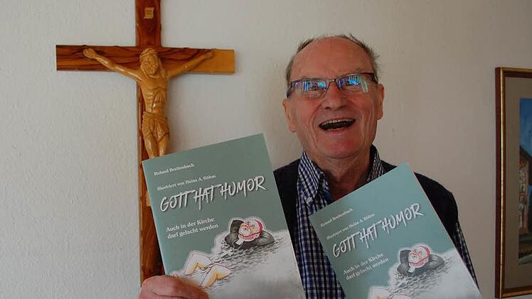 Der Schweinfurter Pfarrer Roland Breitenbach präsentiert sein neues Witzbuch. Foto: Hannes Helferich