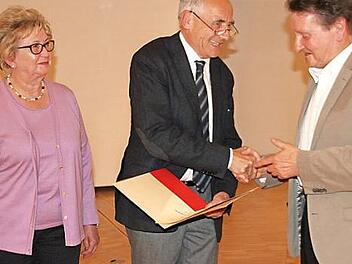 Der wiedergewählte Vorsitzende von Kronach Creativ, Rainer Kober, ernannte Herta und Gerhard Burkert-Mazur zu "Botschaftern der Eigeninitiative". Foto: Veronika Schadeck