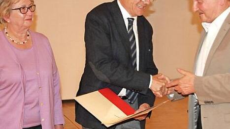 Der wiedergewählte Vorsitzende von Kronach Creativ, Rainer Kober, ernannte Herta und Gerhard Burkert-Mazur zu "Botschaftern der Eigeninitiative". Foto: Veronika Schadeck