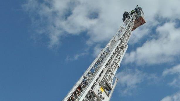 Hoch hinaus ging es mit der Drehleiter der FTE-Werksfeuerwehr aus  Ebern. Foto: Simon Albrecht
