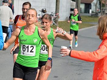 So warm wie im vergangenen Jahr war es beim 26. Neuhauser Straßenlauf nicht. Dennoch kamen die rund 340 Teilnehmer ordentlich ins Schwitzen. Sandra Haderlein (vorne) und Elvira Flurschütz (re.) hatten gegen Streckenrekordlerin Brendah Kebeya keine Chance und kamen auf die Plätze 2 und 3. 252 Fotos: Picturedreams