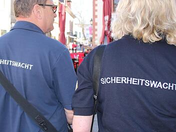 Unter anderem ein Wappen am Ärmel und ein blaues Polohemd weisen die Sicherheitswacht als staatliche Einrichtung aus. Symbolbild: Archiv/Ralf Ruppert